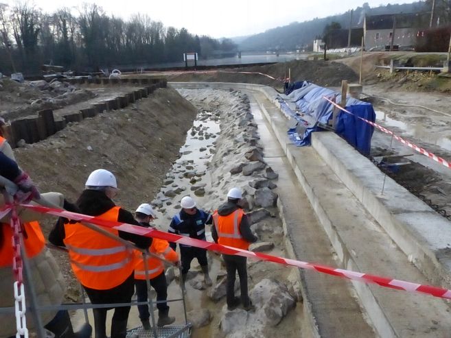 Les ouvriers de l’entreprise lyonnaise Maïa Sonnier redoutent moins la crue que le gel actuellement. (Photo NZ0 YONNE)