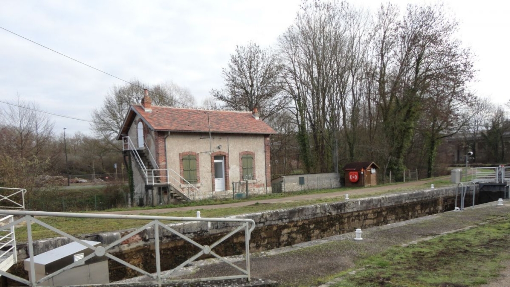 A Briare, la maison éclusière vacante de 65 m² dispose d'un terrain de 1600 m², d'un garage et d'une cave. (Photo VNF)