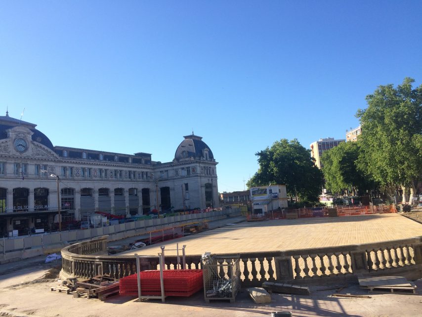 Vendredi 31 mai 2019, le canal du Midi recouvert par une passerelle en bois devant la gare Matabiau (Photo David Saint-Sernin/Actu Toulouse)