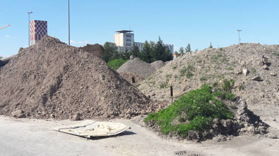 Stockage de terres polluées et autres matières minérales sur le site Sappe à Strasbourg (photo Mathieu Noyer )