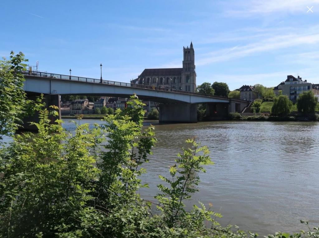 Mantes-la-Jolie, mercredi. Les touristes qui passent par Mantes-la-Jolie en croisière prennent rarement le temps de flâner en ville pour découvrir son centre ou la collégiale Notre-Dame. (Photo LP/Mehdi Gherdane)