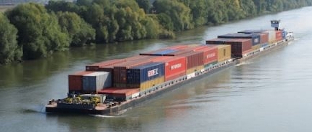 Le transport fluvial est particulièrement adapté au flux de produits agroalimentaires car le réseau fluvial dessert des bassins de production importants et permet un acheminement fortement massifié, et donc très économique, directement vers les silos d’expédition des ports maritimes. (Photo D.R.)