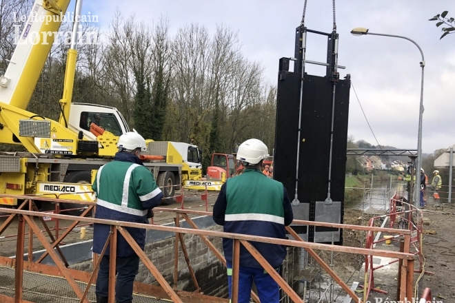 La porte aval de l’écluse de Welferding a été mise en place mercredi, et la porte amont installée jeudi. (Photo RL /Charles SIBILLE)