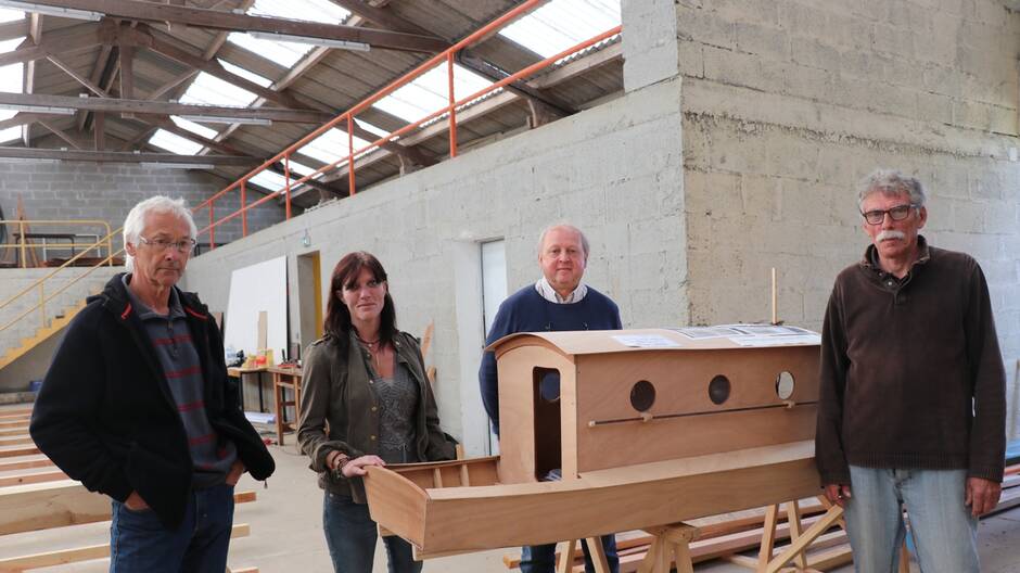 Patrick Grimault et Anne-Gaëlle Even, de l’association Halage et Attelage, entourés de Gérard Patrick et Jean-Pierre Bisson, bénévoles, dans les anciens ateliers de l’IME à Pontivy. (Photo OUEST-FRANCE)