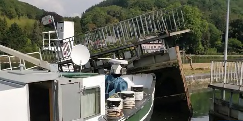 Le mercredi 12 août, une péniche de 86 mètres transportant 1 170 tonnes de sable a endommagé le vantail de porte amont droite de l’écluse de Hun sur la commune d’Anhée. (Photo Pascal Verstraete)