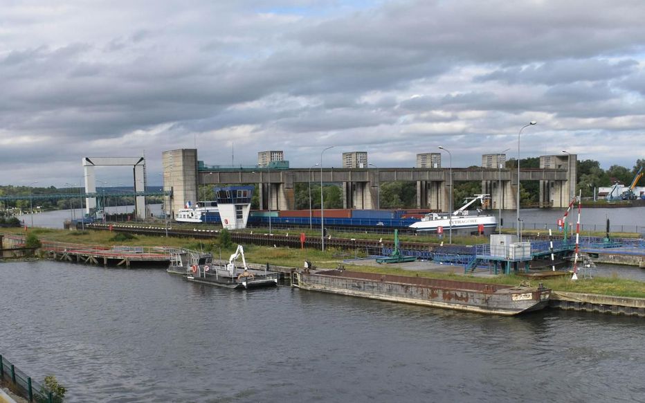 Méricourt. Construites dans les années 1960, ces écluses voient passer 250 bateaux par semaine. (Photo VNF)