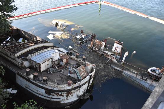 Les deux premières épaves à avoir sombré à Villeneuve-la-Guyard. Parmi elles, "Le Lutèce", bateau pompe appartenant jadis aux pompiers de Paris. (Photo Antoine Compigne - SENS Agence)