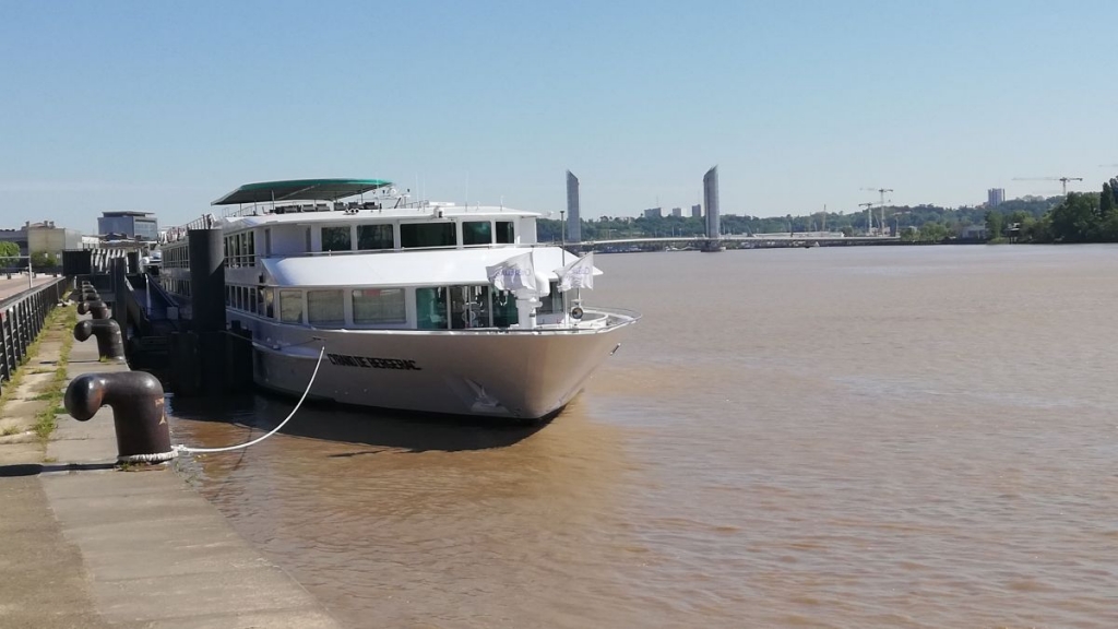 Le bateau de croisière fluviale Cyrano de Bergerac accueille des soignants depuis le vendredi 10 avril (Photo Bruno Coudert)