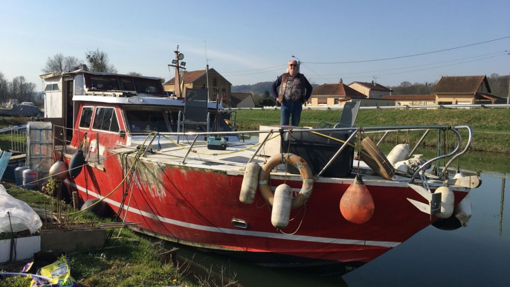 Être confinés sur un bateau, c'est tout de même avoir un joli balcon sur la nature. La consigne est donc moins pesante pour Dominique et Jean Louis, deux passionnés de navigation sur les canaux des Ardennes (Photo Daniel Samulczyk / France Télévisions)