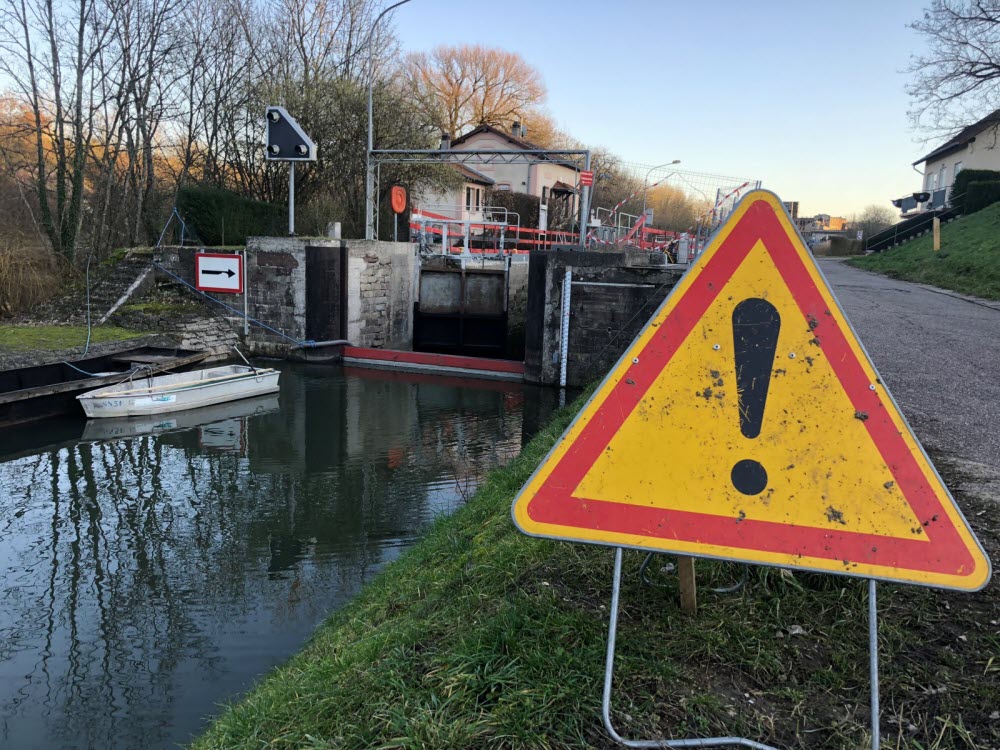 Des travaux sont effectués depuis le 12 novembre 2019 sur l’écluse n° 27 à Sarreguemines. (Photo RL /Charles SIBILLE)