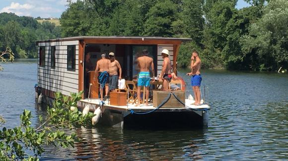 Le bateau solaire pour faire des ballades touristiques écolos sur le Lot, une énergie renouvelable et non polluante. (SAS BATEAUX POUR LA PLANÈTE)