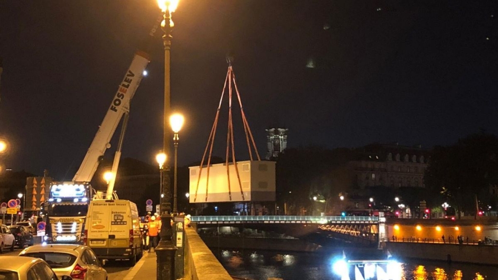 Le transformateur est parti lundi de Chambéry en Savoie et est arrivé vers 23 h, jeudi 28 mai, à proximité du chantier de Notre-Dame. (Photo Stéphane Robert / France 3 Paris).