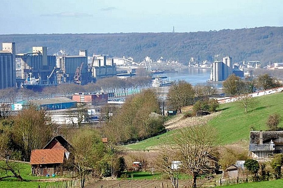 La Seine et les silos à blé du port maritime de Rouen vus de l'Allée du Fond du Val (Photo : Richard Plumet / France 3)