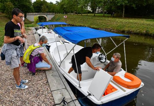 Michel Sicard donne des consignes au pilote avant que le bateau électrique ne parte naviguer sous les voûtes de La Collancelle. (Photo Frédéric Lonjon)