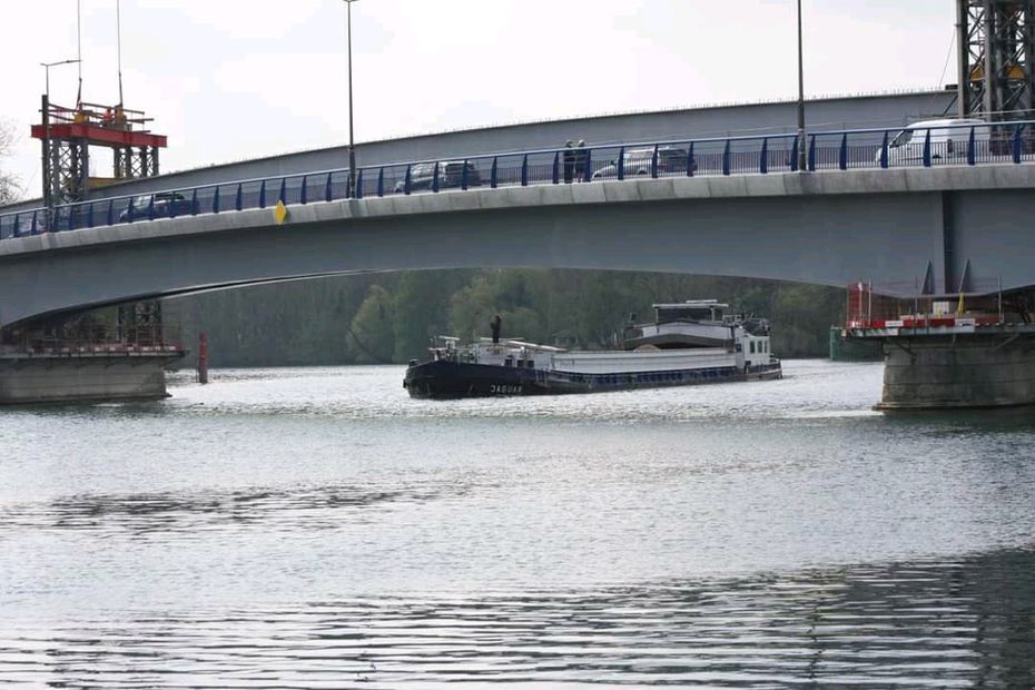 L'abaissement du pont pourrait freiner l'activité et le développement du transport fluvial de marchandises dans le département. (Photo Eddy Ballery)