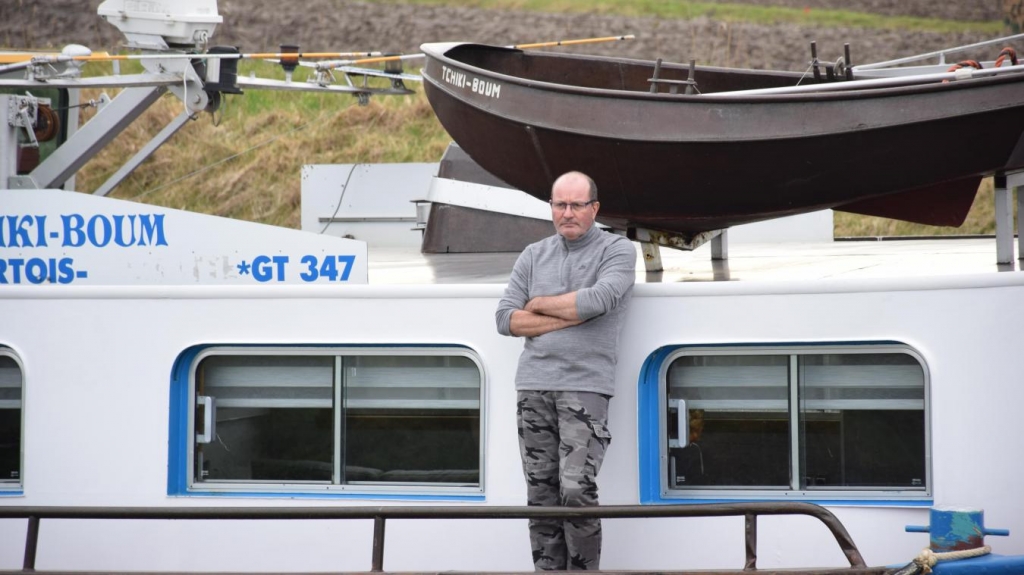 Eric est depuis toujours batelier et s’indigne contre «un manque d’entretien du canal». (Photo D.R.)