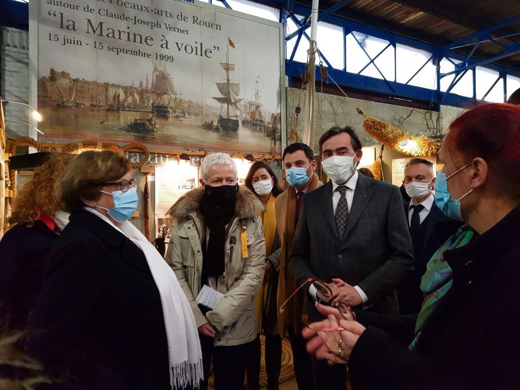 Marylise Guilbert (à dr), encadrante technique du chantier d’insertion, échangeant avec la ministre. (Photo PN)