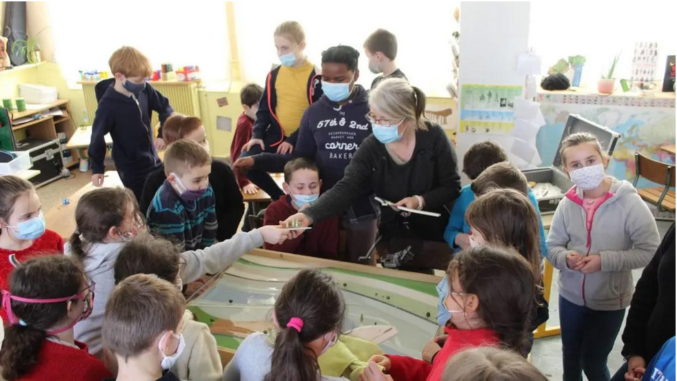 Les élèves pendant une démonstration sur une maquette (Photo NR)