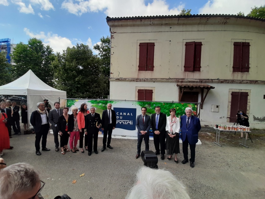 Jean-Baptiste Djebbari, ministre délégué chargé des transports, Jean-Luc Moudenc, maire de Toulouse, Etienne Guyot, préfet de la Région Occitanie, Thierry Guimbaud, directeur de voies navigables de France et Claire Fita, vice-présidente à la Région Occitanie, ont posé avec la nouvelle marque graphique du canal du Midi. (Photo David Saint-Sernin/Actu Toulouse)