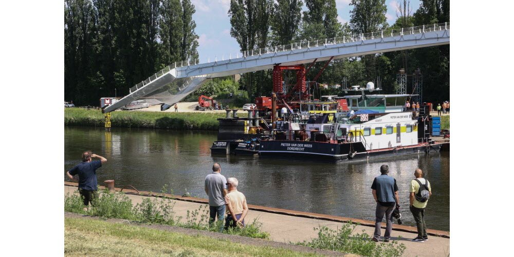 Jeudi 10 juin, les chenilles motorisées portant l'ouvrage métallique sont sur la barge. Jusque là les opérations se sont déroulées sans encombre. (Photo Pierre Heckler)