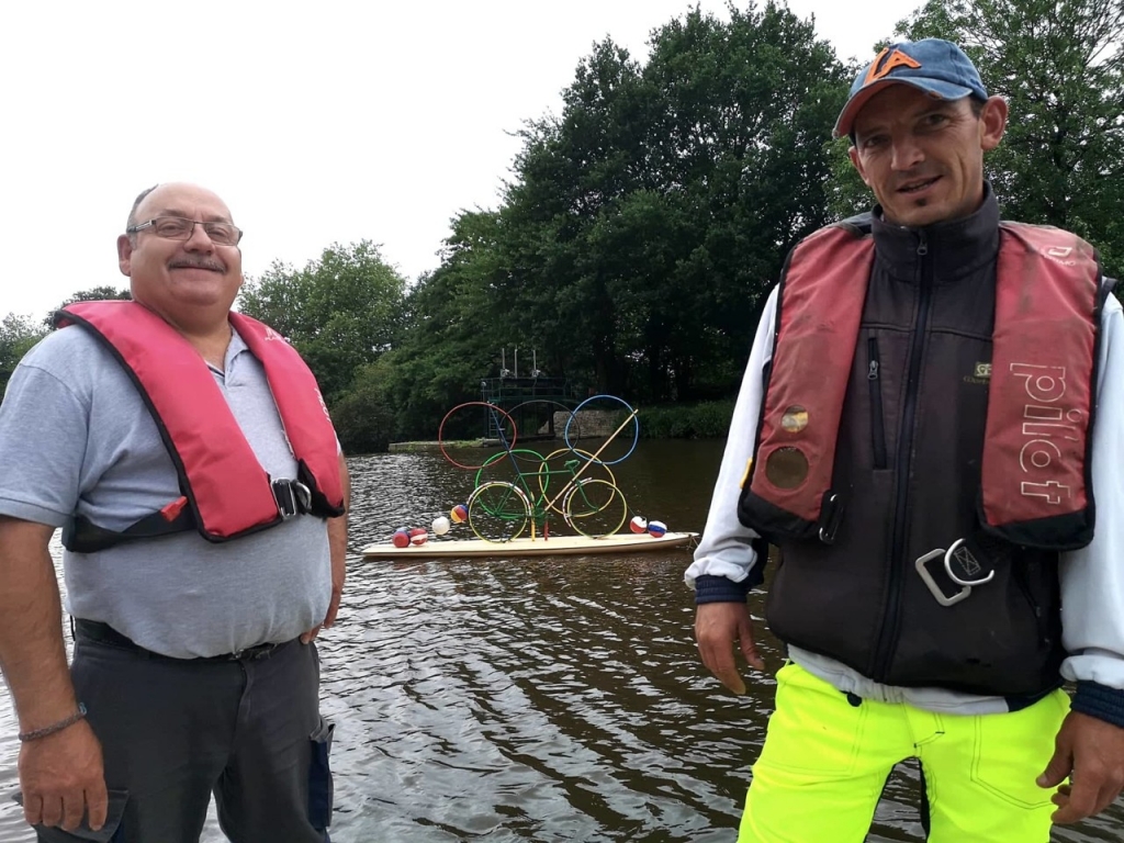 Daniel Gauclin, éclusier à Montertelot et Frédéric Le Texier, agent technique principal, ont imaginé une structure qui flotte sur le canal de Nantes à Brest. (Photo Le Ploërmelais.)