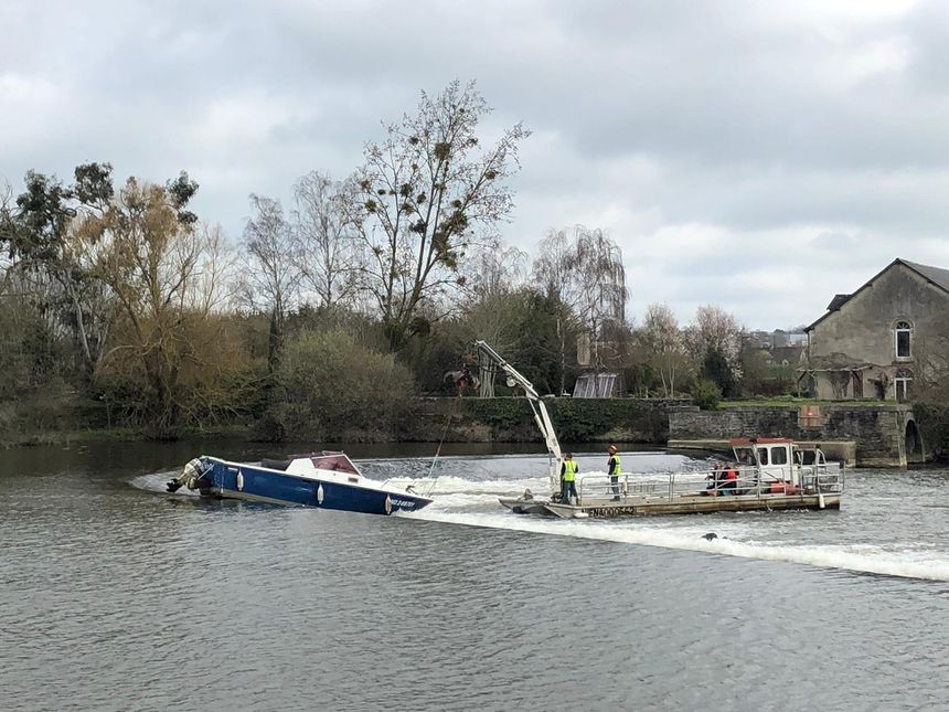 Les délicates opération de remorquage se sont déroulées ce mardi matin et ont duré 2 heures (Photo Radio France - Adrien Bossard)