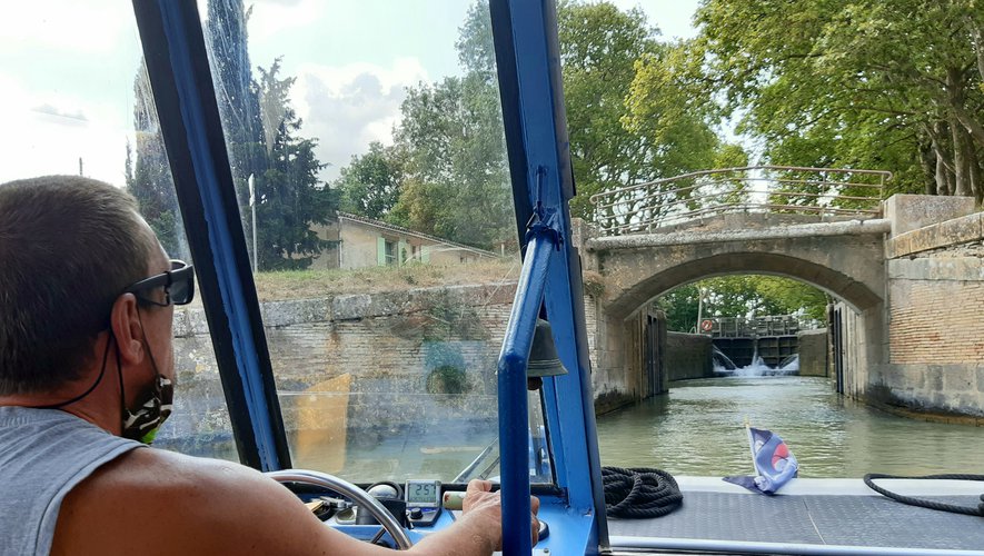 Le capitaine du bateau de promenade, le Saint-Roch, s'apprête à franchir l'écluse de la Planque sur le Canal du Midi. (Photo DDM Caroline Pain)