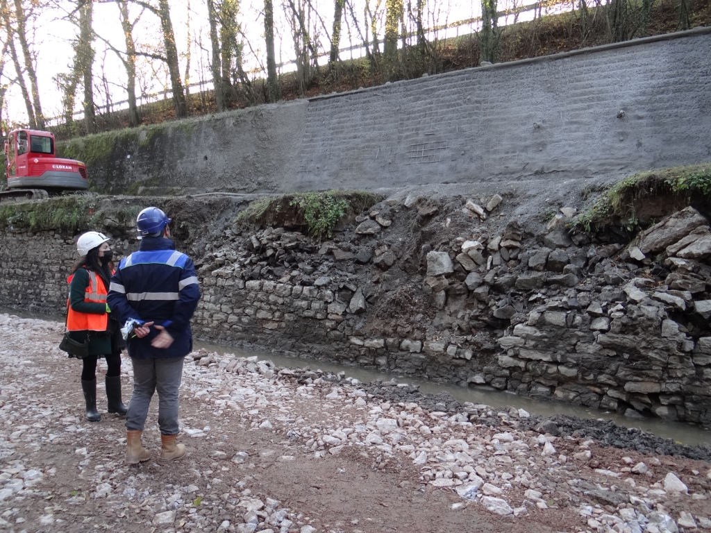 Travaux dans la tranchée de Longpendu, à Écuisses (canal du Centre).  Partie haute reprise, partie basse à reprendre (Photo Philippe Ménager)