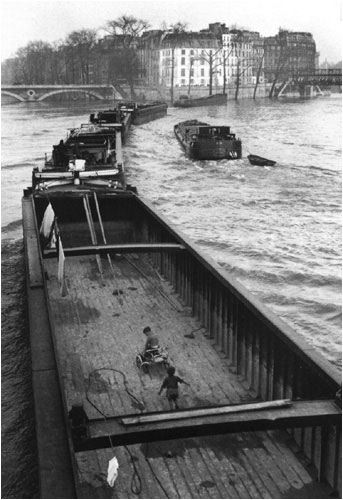 La péniche aux enfants (Willy Ronis - Paris, 1959)