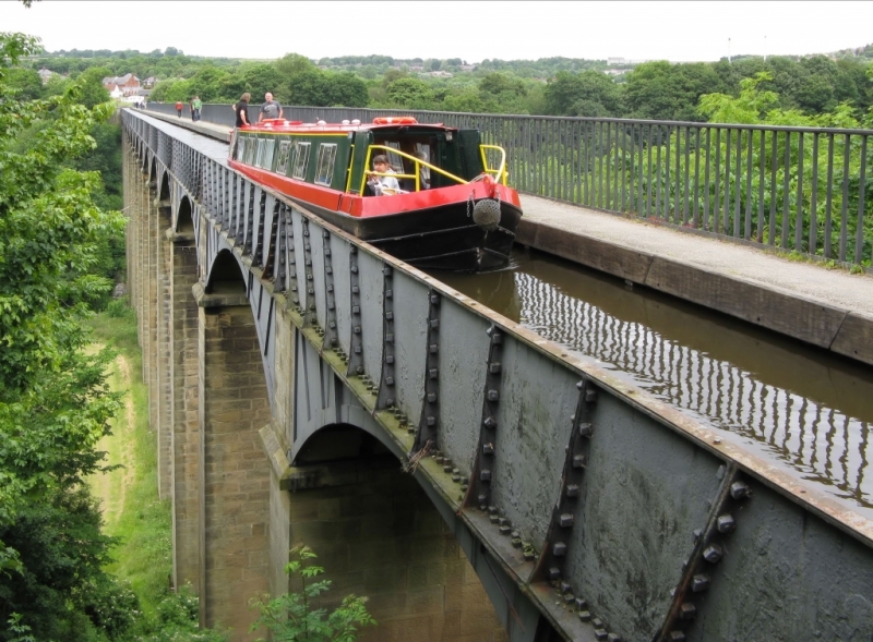 Un bateau sur le Pontcysyllte (photo Adrian Pingstone)